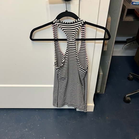 Size 6 lululemon racer back - Picture 2 of 3